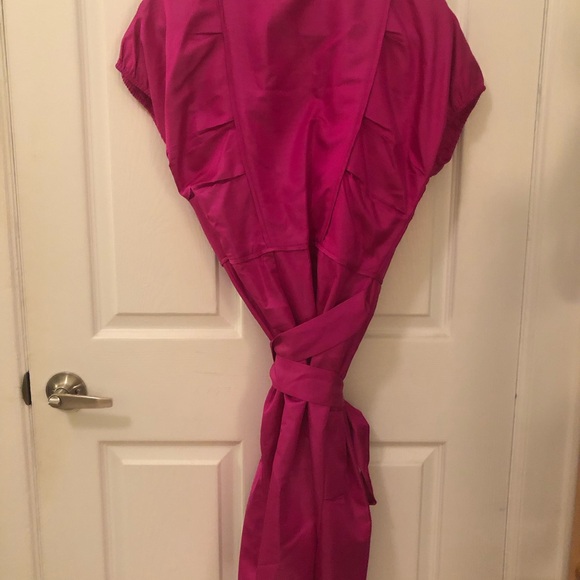 DIANE VON FURSTENBERG 100% silk wrap dress in hot pink, Size M, short sleeve. - Picture 3 of 8